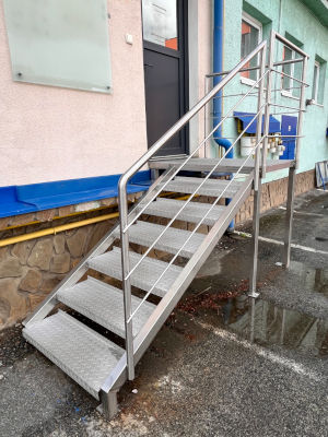 Nerezové schody so zábradlím